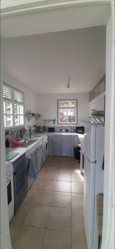Charmant Haut de Villa Avec Piscine Partagee