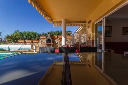 Sea Edge Friendly Villa