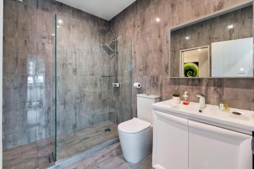 Elegant And Stylish Retreat In Leafy Epsom