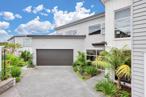 Elegant And Stylish Retreat In Leafy Epsom