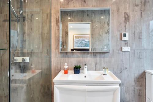Elegant And Stylish Retreat In Leafy Epsom