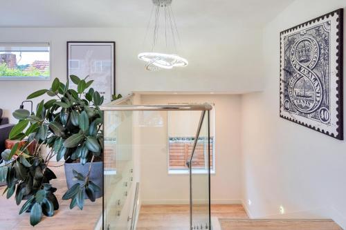 Elegant And Stylish Retreat In Leafy Epsom