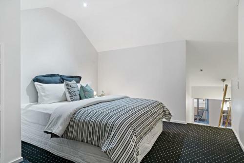 Apartamento Chic And Spacious Cbd Loft - 2 Beds City Views