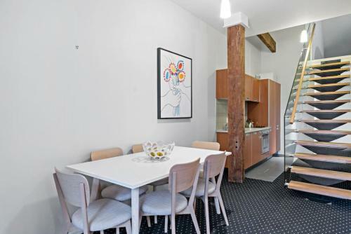 Apartamento Chic And Spacious Cbd Loft - 2 Beds City Views