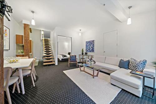 Apartamento Chic And Spacious Cbd Loft - 2 Beds City Views