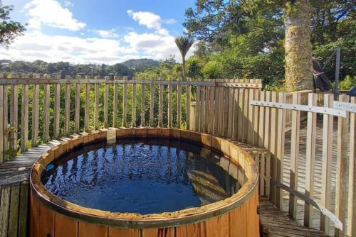 The Kauri Retreat With Sea Views - Spa Pool