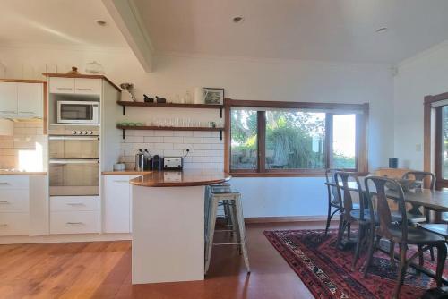 The Kauri Retreat With Sea Views - Spa Pool