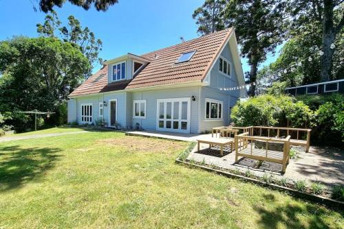 The Kauri Retreat With Sea Views - Spa Pool