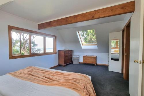 The Kauri Retreat With Sea Views - Spa Pool