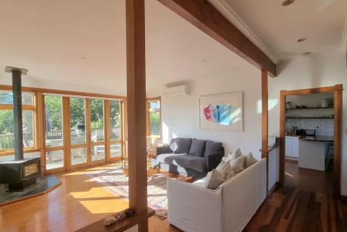 The Kauri Retreat With Sea Views - Spa Pool