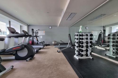 Marina View Apartment In The Viaduct-pool,spa-gym