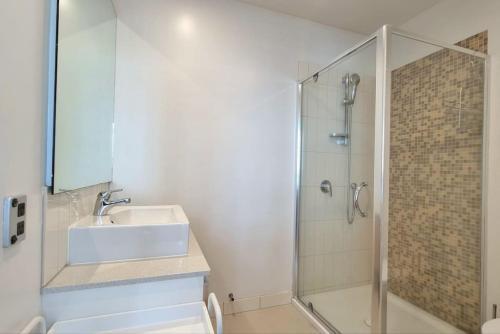 Marina View Apartment In The Viaduct-pool,spa-gym