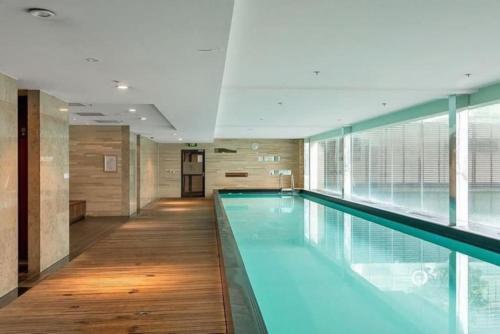 Marina View Apartment In The Viaduct-pool,spa-gym