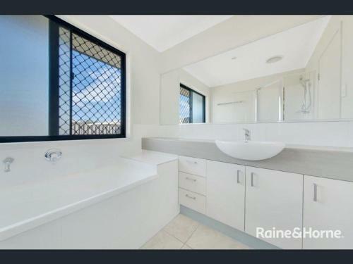 Award Winner House 4 Beds 2 Baths Airconditioned In Gladstone