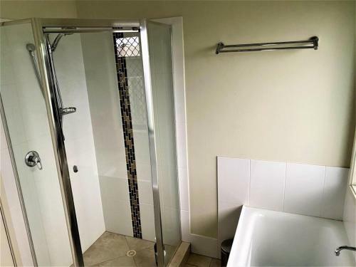 Award Winner House 4 Beds 2 Baths Airconditioned In Gladstone