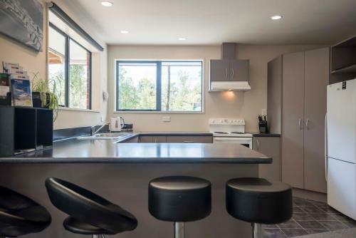 Apartamento Six Kamahi Guest House & Studio Unit