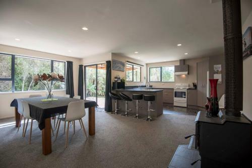 Apartamento Six Kamahi Guest House & Studio Unit