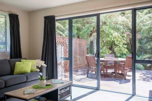 Apartamento Six Kamahi Guest House & Studio Unit