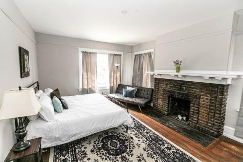 Trendy Lakeview Craftsman Walk To Restaurants!
