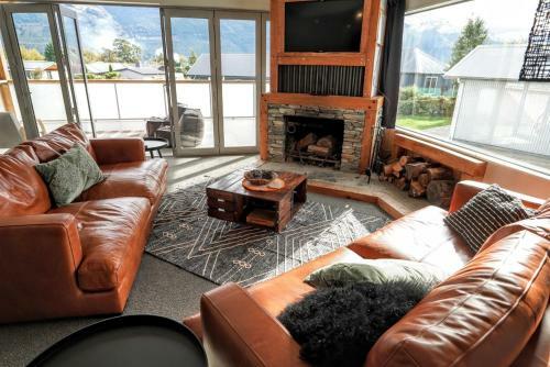 Waru Retreat Holiday Home - Mountain Luxury