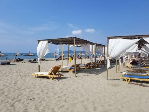 Beach Veranda Home, Gjiri I Lalzit
