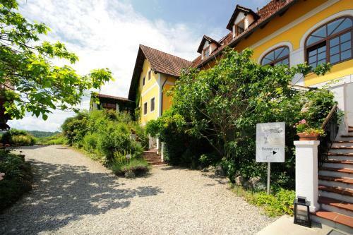 Sattlerhof Genie�erhotel & Weingut