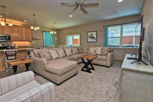 Romeo Beach By Youngs Suncoast
