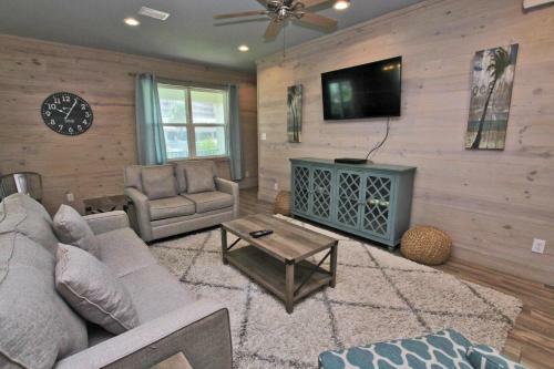 Romeo Beach By Youngs Suncoast