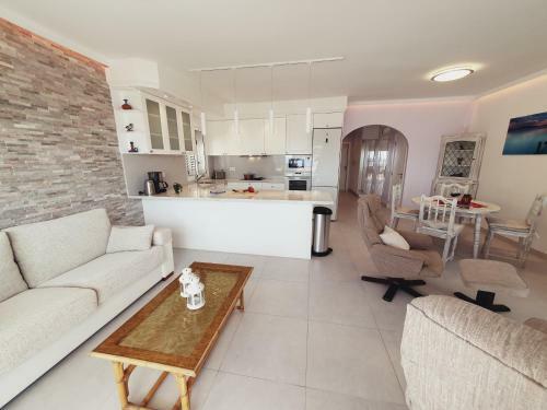 Elegant And Spacious Apartment With Sea Vieuw