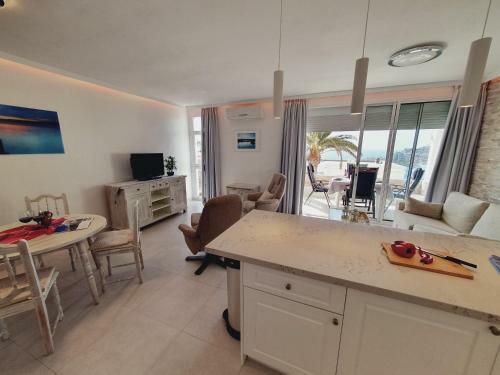 Elegant And Spacious Apartment With Sea Vieuw