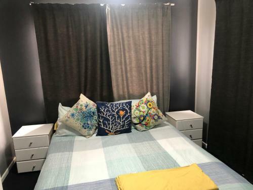 3 Bedroom Unit Upstairs- In A Hi-set Home