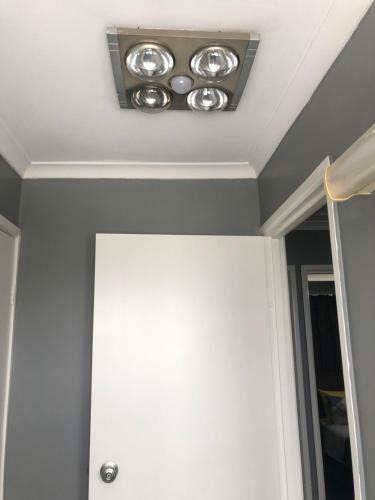 3 Bedroom Unit Upstairs- In A Hi-set Home