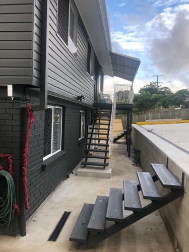 3 Bedroom Unit Upstairs- In A Hi-set Home