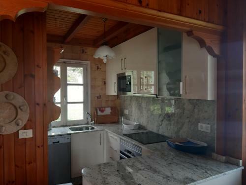 Casa De Madera Sobre El Mar