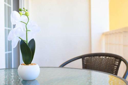 Top Floor Apartment With Private Roof Terrace.