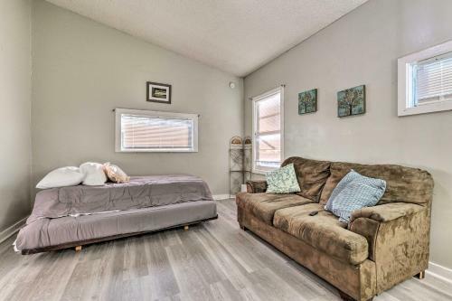 Welcoming Mobile Getaway About 11 Mi To Marinas!