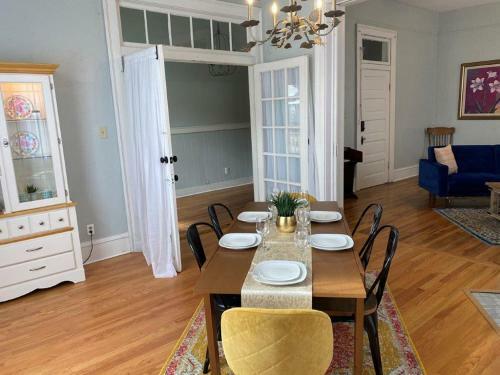 Apartamento Dauphin District Darling #1-downtown, Restaurants
