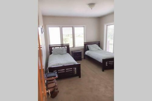 Villa Backing Onto Niagara Escarpment Low Rates For Great Place!!