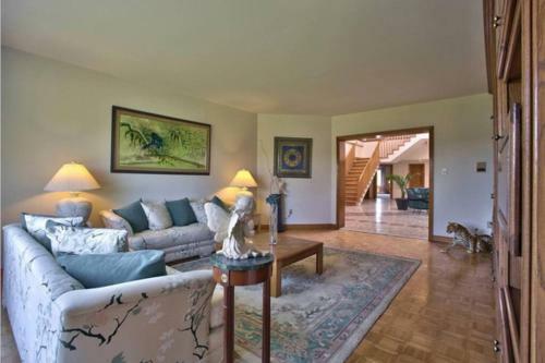 Villa Backing Onto Niagara Escarpment Low Rates For Great Place!!