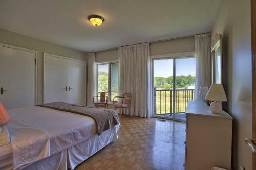 Villa Backing Onto Niagara Escarpment Low Rates For Great Place!!