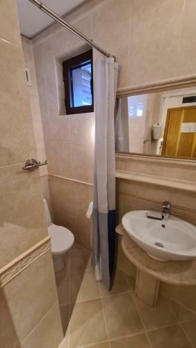 Top Modern Refurbished Apartment, Minutes From Gondola
