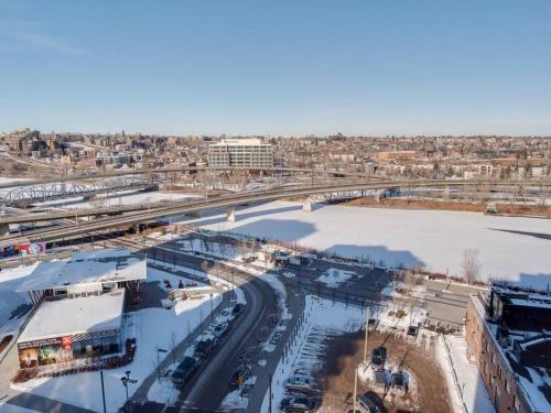 New Sweeping Views Luxury 2br Suite Pool Table, Rooftop Patio, Bbq, Coffee