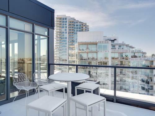 New Sweeping Views Luxury 2br Suite Pool Table, Rooftop Patio, Bbq, Coffee