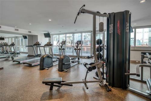 New Sweeping Views Luxury 2br Suite Pool Table, Rooftop Patio, Bbq, Coffee