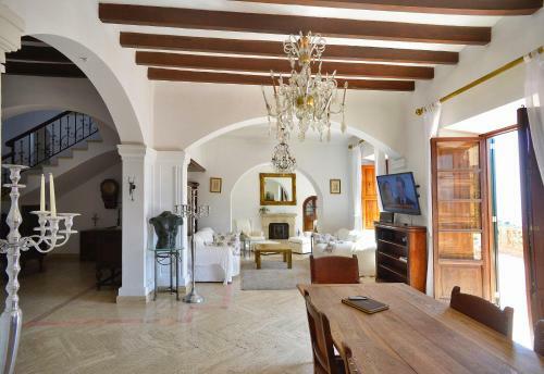 Luxury Villa For 16 People With Seaview, Pool And Bbq