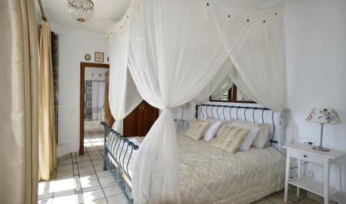Luxury Villa For 16 People With Seaview, Pool And Bbq