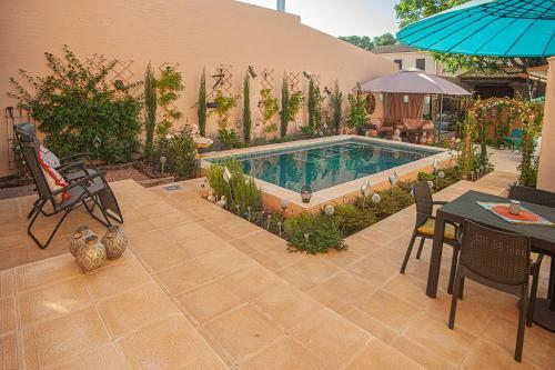 The Garden Apartment With A Private Garden & Shared Pool