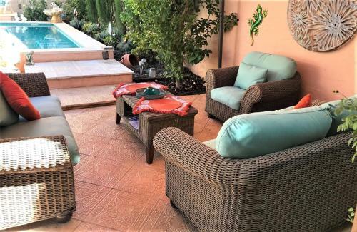 The Garden Apartment With A Private Garden & Shared Pool