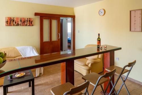 Gold Feathers Apartment