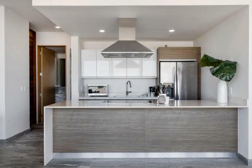 Apartamento Ocean View Condo - Beach, Pool & Jacuzzi!